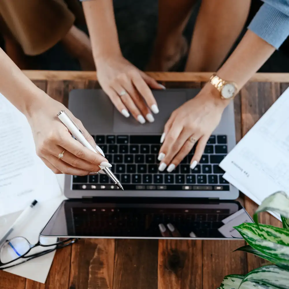 Personas preparando contenidos en un portátil para el programa Psicoemprende de Psicopreneur. Formacion online en marketing digital para psicólogos